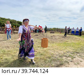 Бег с коромыслом на празднике урожая "Осенины" на острове Русский во Владивостоке 25.09.2022 года. Россия. Редакционное фото, фотограф Овчинникова Ирина / Фотобанк Лори