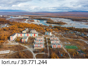 Село Клёпка, Магаданская область, Россия. Осенний вид с воздуха на небольшой посёлок и реку. Вид сверху на красочные жилые дома. Красивый сельский пейзаж. Путешествие по Сибири и Дальнему Востоку России. Стоковое фото, фотограф Андрей Степанов / Фотобанк Лори