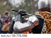Historical reconstruction. A knight's fight. People in medieval costumes. Performance. (2023 год). Редакционное фото, фотограф Photojuli / Фотобанк Лори