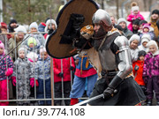 Historical reconstruction. A knight's fight. People in medieval costumes. Performance. (2023 год). Редакционное фото, фотограф Photojuli / Фотобанк Лори