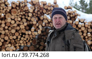 TV interview near timber, worker of logging company talks about lumber. Стоковое видео, видеограф Владимир Григорьев / Фотобанк Лори