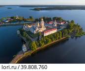 Вид  на старинный монастырь Нило-Столобенская пустынь  июльским вечером (аэрофотосъемка). Тверская область, Россия (2022 год). Стоковое фото, фотограф Виктор Карасев / Фотобанк Лори
