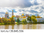 Красивый вид на Новодевичий монастырь в осенний день. Москва. Россия (2022 год). Стоковое фото, фотограф E. O. / Фотобанк Лори