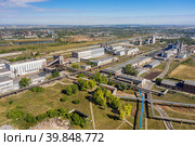 Башкортостан, город Стерлитамак: городская промышленная зона. Вид с воздуха. Bashkortostan, Sterlitamak city: urban industrial area. Aerial view. (2022 год). Стоковое фото, фотограф Евгений Романов / Фотобанк Лори