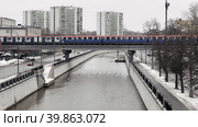 Вид на "Преображениский" метромост со стороны Матросского моста через реку Яуза на улице Стромынка в Москве.01.03.2023 года. Редакционное видео, видеограф Ярославский Максим / Фотобанк Лори