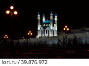 Мусульманская мечеть Кул Шариф в черноте ночи в городе Казань зимой. Республика Татарстан, Россия (2023 год). Стоковое фото, фотограф Sergei Gorin / Фотобанк Лори