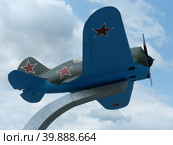 Советский одномоторный истребитель-моноплан И-16 на фоне голубого неба. Создан в ОКБ советского авиаконструктора Николая Поликарпова. Музей военной техники. Верхняя Пышма, Россия, июль 2016. Редакционное фото, фотограф Сергей Елизарьев / Фотобанк Лори