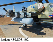 Волгоградская область, Средняя Ахтуба, Россия. Боевой ударный вертолёт КА-52, крепление навесного оборудования, военная авиация. (2021 год). Редакционное фото, фотограф Андрей Цыганков / Фотобанк Лори