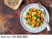 Fried tempeh with rice and broccoli. Стоковое фото, фотограф Татьяна  Бральнина / Фотобанк Лори
