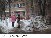 Две женщина на улице зимой (2023 год). Редакционное фото, фотограф Дмитрий Неумоин / Фотобанк Лори