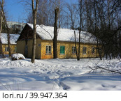 Одноэтажный жилой барак 1950-х годов постройки. Улица  Маршала Говорова, 17. Микрорайон Заря. Балашиха. Московская область (2012 год). Стоковое фото, фотограф lana1501 / Фотобанк Лори