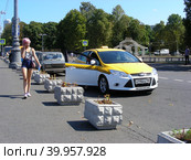 Автомобиль такси. Останкинский район. Город Москва. Россия (2014 год). Редакционное фото, фотограф lana1501 / Фотобанк Лори