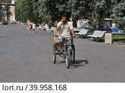 Поездка на трехколесном велосипеде. ВДНХ. Останкинский район. Город Москва. Россия (2014 год). Редакционное фото, фотограф lana1501 / Фотобанк Лори