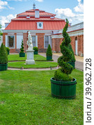 Peterhof, facade of the Monplaisir Palace from the Gulf of Finland (2019 год). Стоковое фото, фотограф Ольга Остроухова / Фотобанк Лори