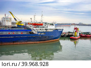 The ships are berthed in the port of Caucasus. Water transport. (2015 год). Редакционное фото, фотограф Виктория Кольцова / Фотобанк Лори