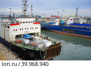 The ships are berthed in the port of Caucasus. Water transport. (2015 год). Редакционное фото, фотограф Виктория Кольцова / Фотобанк Лори