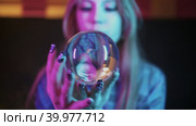 A young woman shows tricks with a crystal ball. Стоковое видео, видеограф Константин Шишкин / Фотобанк Лори