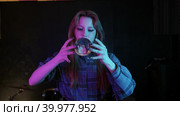 A young woman with eyeliner does contact juggling with a crystal ball. Стоковое видео, видеограф Константин Шишкин / Фотобанк Лори