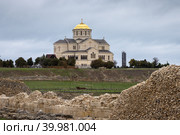 Свято-Владимирский собор в Херсонесе. Вид на большой каменный православный храм на территории древнего города Херсонеса. Достопримечательность Крымского полуострова. Севастополь, Крым. Редакционное фото, фотограф Андрей Степанов / Фотобанк Лори