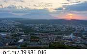 Город Петропавловск-Камчатский, Камчатский край, Дальний Восток России. Утренний городской пейзаж. Вид сверху на собор, здания и улицы. Жилые городские районы на рассвете. Вдалеке вулканы. Стоковое фото, фотограф Андрей Степанов / Фотобанк Лори