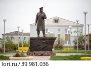 Анадырь, Чукотский автономный округ, Россия. Памятник Леониду Гриневецкому (1853-1891) - основателю поста Ново-Мариинск (первоначальное название города Анадырь). Достопримечательность Чукотки. Редакционное фото, фотограф Андрей Степанов / Фотобанк Лори