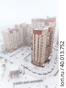 Вид на жилой комплекс со внутренним двором, сильный снегопад. Стоковое фото, фотограф Кекяляйнен Андрей / Фотобанк Лори