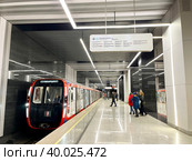 Поезд прибыл на новую станцию "Лефортово" Московского метрополитена Большой кольцевой линии. Россия, город Москва (2023 год). Редакционное фото, фотограф Овчинникова Ирина / Фотобанк Лори