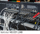 Тыльная сторона микшерского пульта с подключенными кабелями (2022 год). Редакционное фото, фотограф Вячеслав Палес / Фотобанк Лори