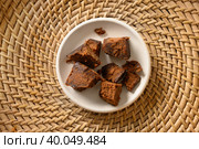 Kithul jaggery and treacle natural sweetener in white bowl. Alternative sugar and superfood. Стоковое фото, фотограф Светлана Лажко / Фотобанк Лори