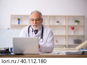 Old male doctor in telemedicine concept. Стоковое фото, фотограф Elnur / Фотобанк Лори