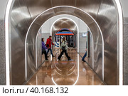 Россия, город Москва. Интерьер новой станции "Рижская" Московского метрополитена. Большая кольцевая линия (БКЛ) с пассажирами. (2023 год). Редакционное фото, фотограф Photojuli / Фотобанк Лори