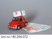 Автокредит. Покупка и аренда автомобиля. Красная машина, деньги и ключи от машины на сером фоне. Концепция покупки и страхования транспортного средства. Стоковое фото, фотограф Photojuli / Фотобанк Лори