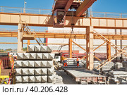 Slinger on workplace. Loading of products. Crane works (2013 год). Редакционное фото, фотограф Сергей Буторин / Фотобанк Лори
