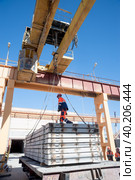 Team from crane operator and slinger unload car (2013 год). Редакционное фото, фотограф Сергей Буторин / Фотобанк Лори