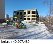 Детская игровая площадка. Строительство физкультурного комплекса. 13-я Парковая улица. Район Северное Измайлово. Город Москва (2023 год). Редакционное фото, фотограф lana1501 / Фотобанк Лори