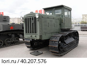 Трактор "Сталинец" (С-65) на выставке военной техники в Центральном парке культуры и отдыха им. М. Горького (2022 год). Редакционное фото, фотограф Free Wind / Фотобанк Лори