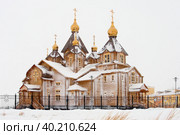 Зимний вид на большую деревянную церковь в Арктике. Кафедральный собор Святой Живоначальной Троицы, город Анадырь, Чукотка, Дальний Восток России. Стоковое фото, фотограф Андрей Степанов / Фотобанк Лори