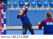 Кира Трусова (44) на разминке перед матчем по гандболу в матче группы А Суперлиги «Олимпбет» 2022/23 между женскими командами ЦСКА (Москва. Россия) и «Астраханочка» (Астрахань. Россия). Стадион «Динамо» (2023 год). Редакционное фото, фотограф Pukhov K / Фотобанк Лори