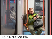 На станции Печатники Большой кольцевой линии московского метро стоят одновременно два поезда. Пассажиры едут в противоложных направлениях (2023 год). Редакционное фото, фотограф Наталья Николаева / Фотобанк Лори
