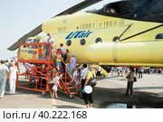 People explore the MI-10K helicopter (2012 год). Редакционное фото, фотограф Сергей Буторин / Фотобанк Лори