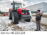 Photographer shoots tractor on exhibition (2014 год). Редакционное фото, фотограф Сергей Буторин / Фотобанк Лори