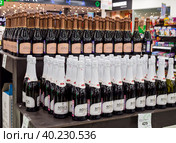 Ряды бутылок с шампанским в прикассовой зоне супермаркета (2022 год). Редакционное фото, фотограф Вячеслав Палес / Фотобанк Лори