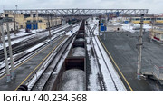 Товарный состав (грузовой поезд) везет уголь зимой, вид сверху (2023 год). Стоковое видео, видеограф Дарья Смолкина / Фотобанк Лори