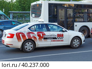 Петербургское такси 068. Рекламная надпись на кузове автомобиля. Логотип крупно. City taxi Saint-Petersburg (2022 год). Редакционное фото, фотограф Grigory_Gez / Фотобанк Лори