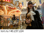 Актриса, телеведущая Николь Плиева (12 лет) за кулисами показа поллекции модной одежды на подиуме Kids Fashion Week в Центральном Детском Мире на Лубянке в центре города Москвы, Россия (2023 год). Редакционное фото, фотограф Николай Винокуров / Фотобанк Лори