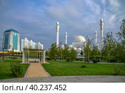 Парк перед мечетью осенним днем Шали. Чеченская Республика, Россия (2021 год). Стоковое фото, фотограф Анна Карасева / Фотобанк Лори