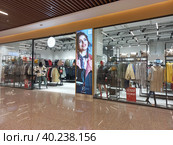 Магазин женской одежды LM-Fashion. Интерьер торгово-развлекательного центра «Щёлковский» с автовокзалом. Щелковское шоссе, 75. Район Гольяново. Город Москва (2023 год). Редакционное фото, фотограф lana1501 / Фотобанк Лори