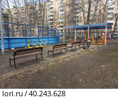 Спортивная площадка, парковка электросамокатов во дворе жилых домов на 16-ой Парковой улице. Район Северное Измайлово. Город Москва (2023 год). Редакционное фото, фотограф lana1501 / Фотобанк Лори