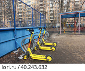 Парковка электросамокатов во дворе жилых домов на 16-ой Парковой улице. Район Северное Измайлово. Город Москва (2023 год). Редакционное фото, фотограф lana1501 / Фотобанк Лори