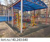 Спортивная площадка во дворе жилых домов на 16-ой Парковой улице. Район Северное Измайлово. Город Москва (2023 год). Редакционное фото, фотограф lana1501 / Фотобанк Лори